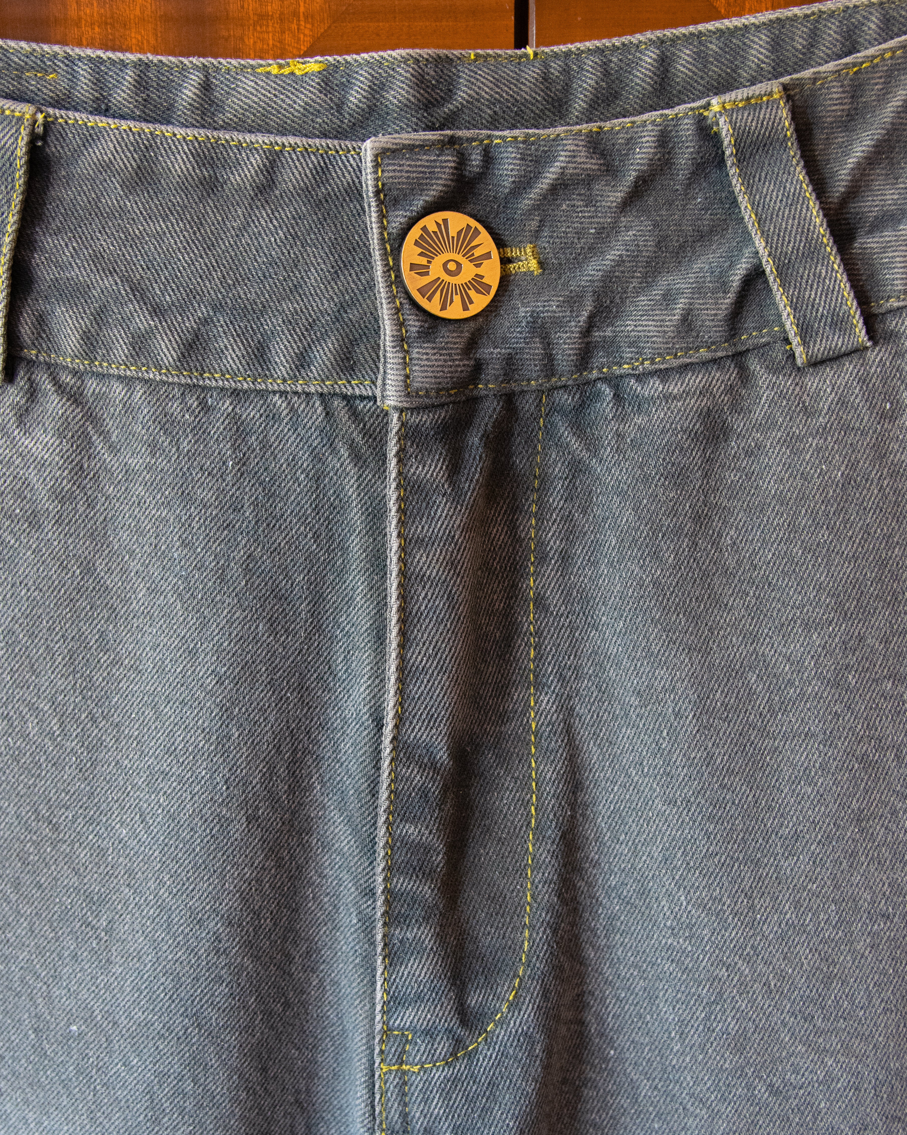 EYE PAD JEANS IN SABLE - Image 5