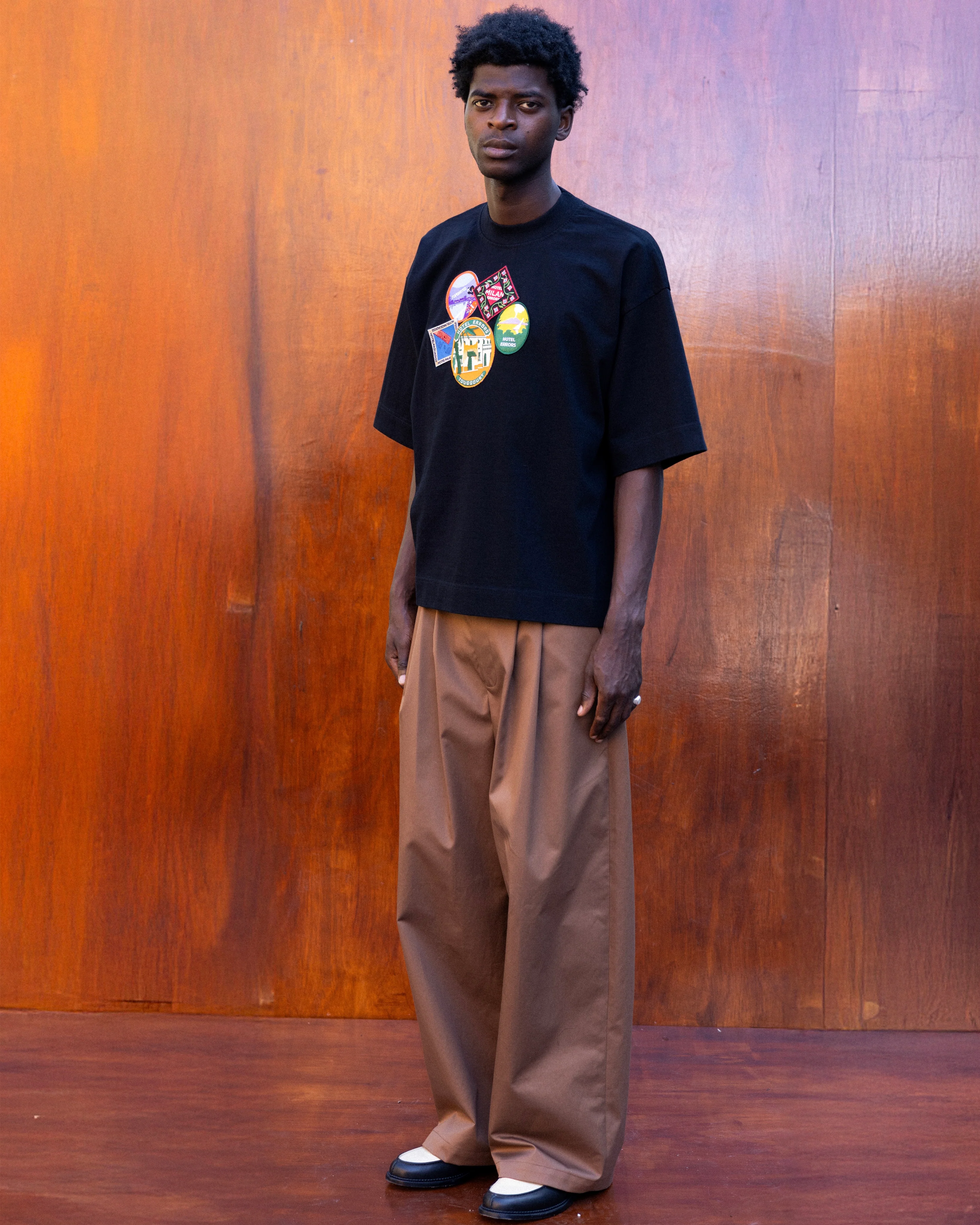 HOTEL ERRORS PATCH HEAVYWEIGHT TEE IN BLACK - Image 4