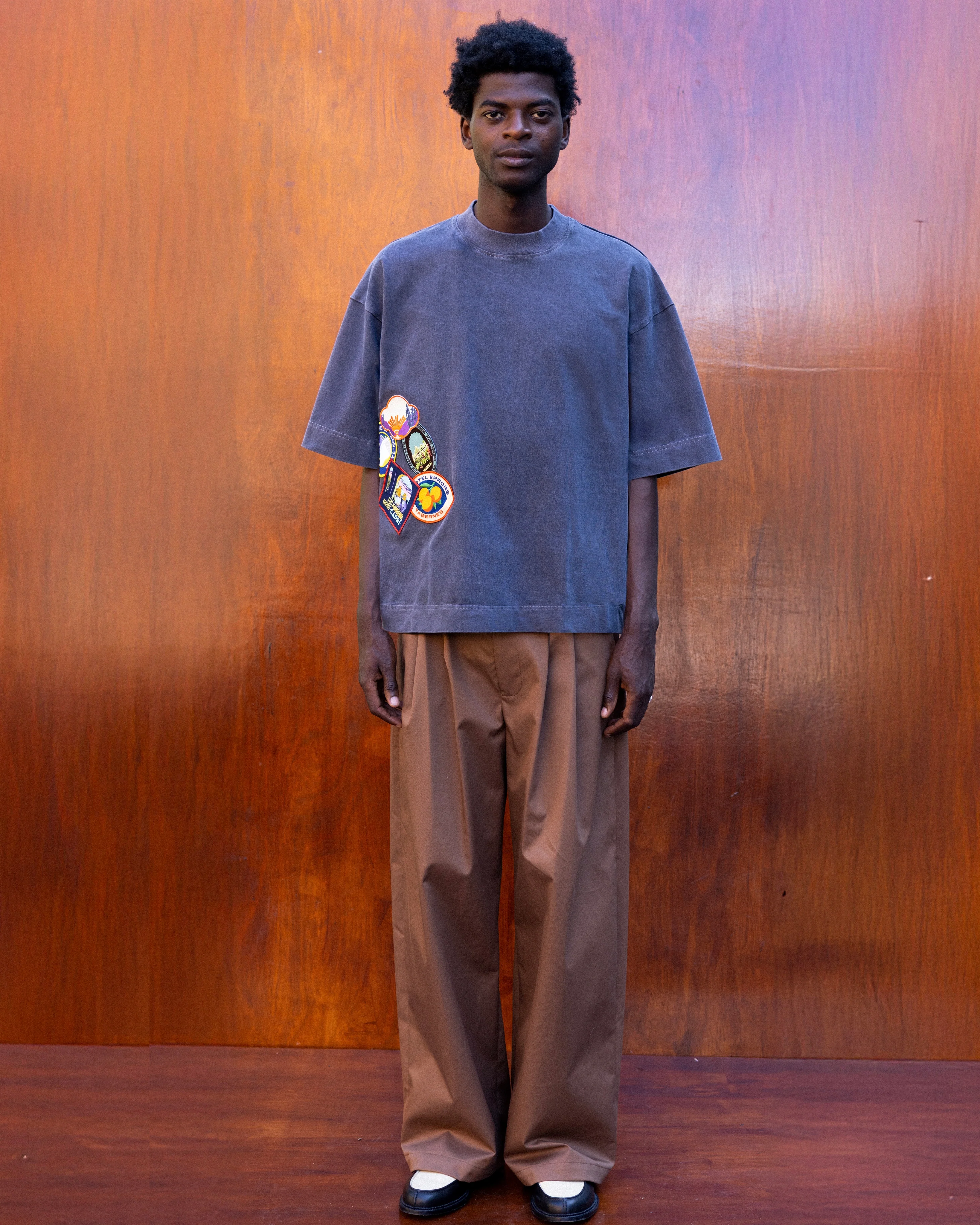 HOTEL ERRORS PATCH HEAVYWEIGHT TEE IN SABLE - Image 5