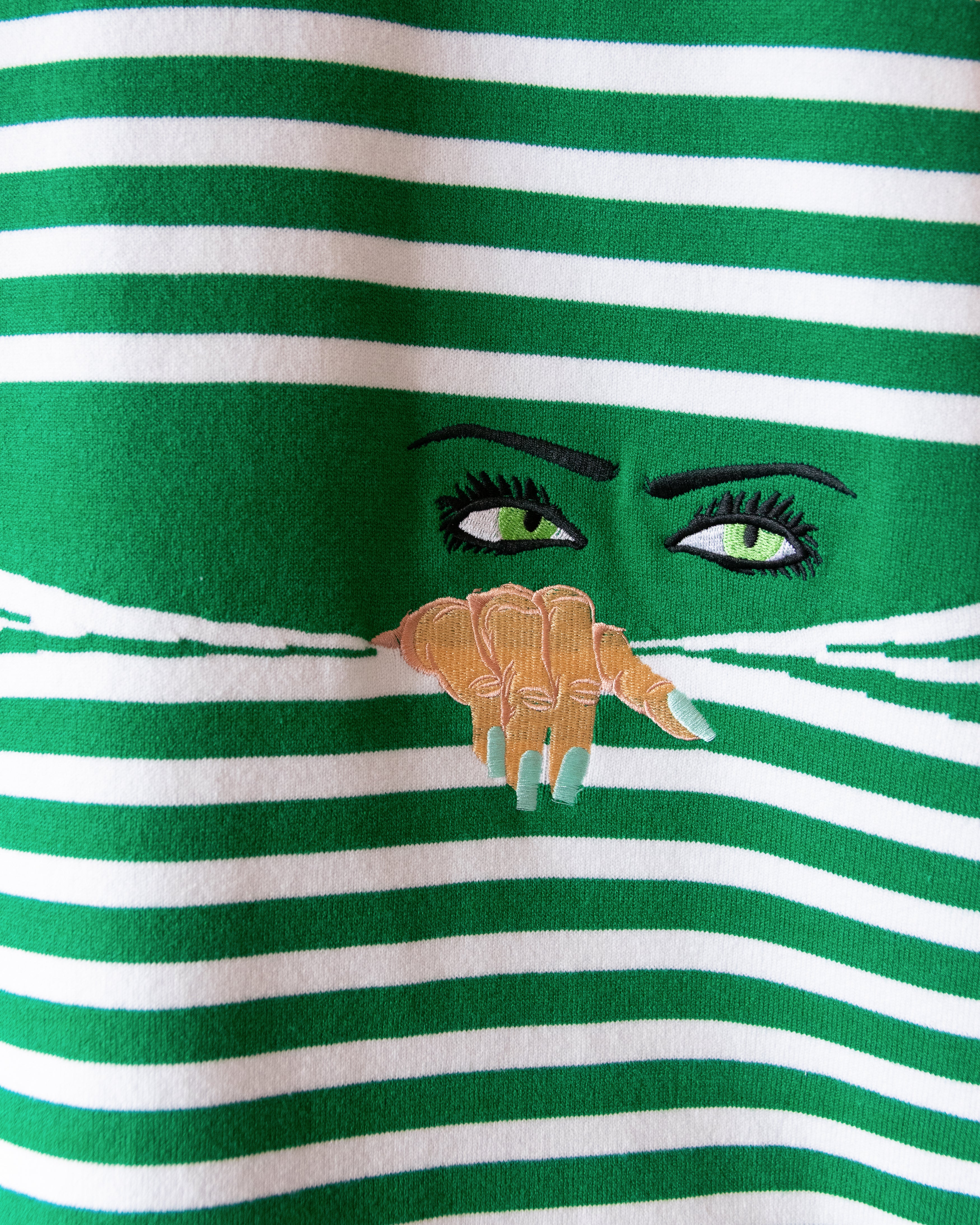 KNITTED PEEPING TEE IN GREEN - Image 6