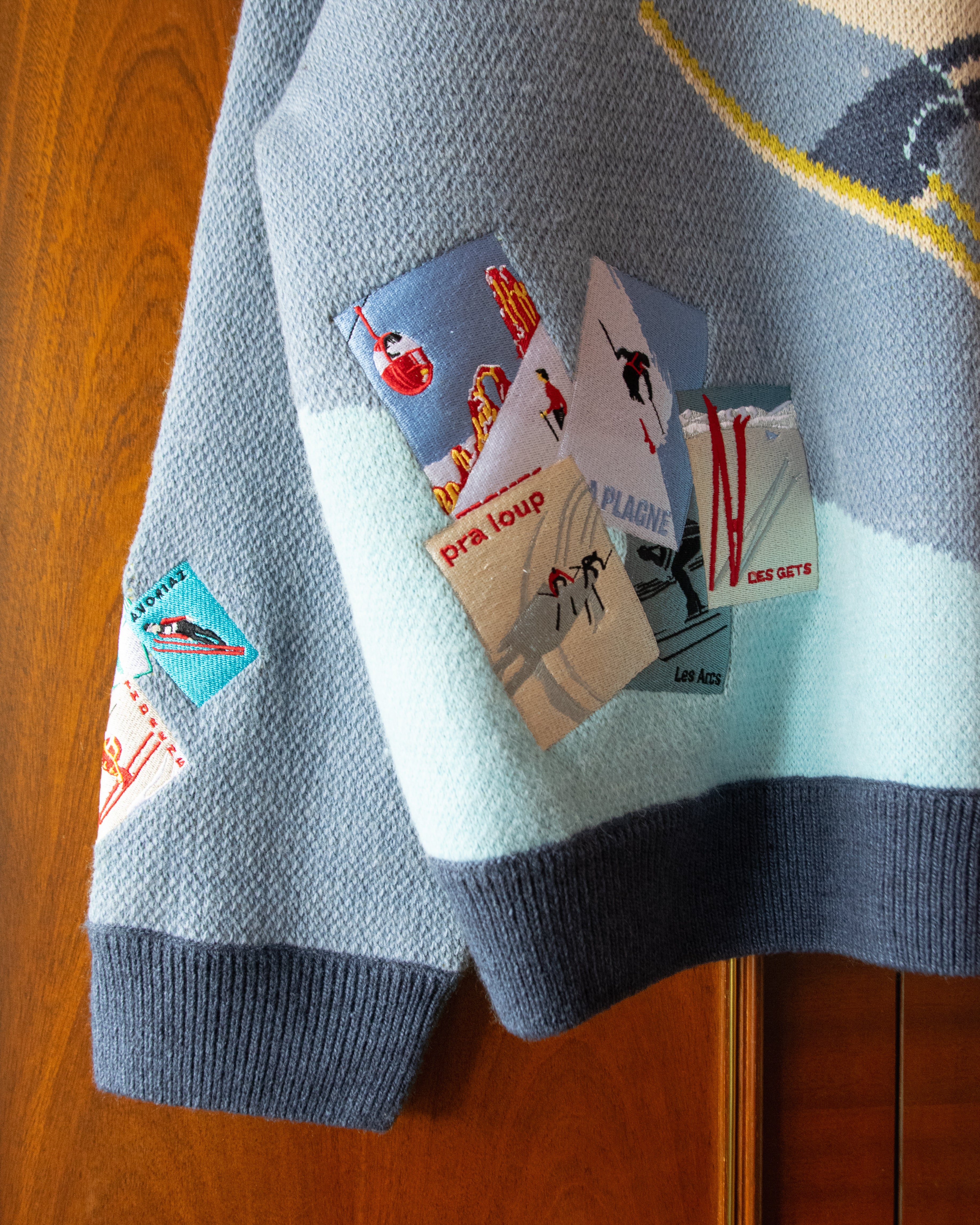 KNITTED SKI JUMPER WITH EMBROIDERED POSTCARDS - Image 5
