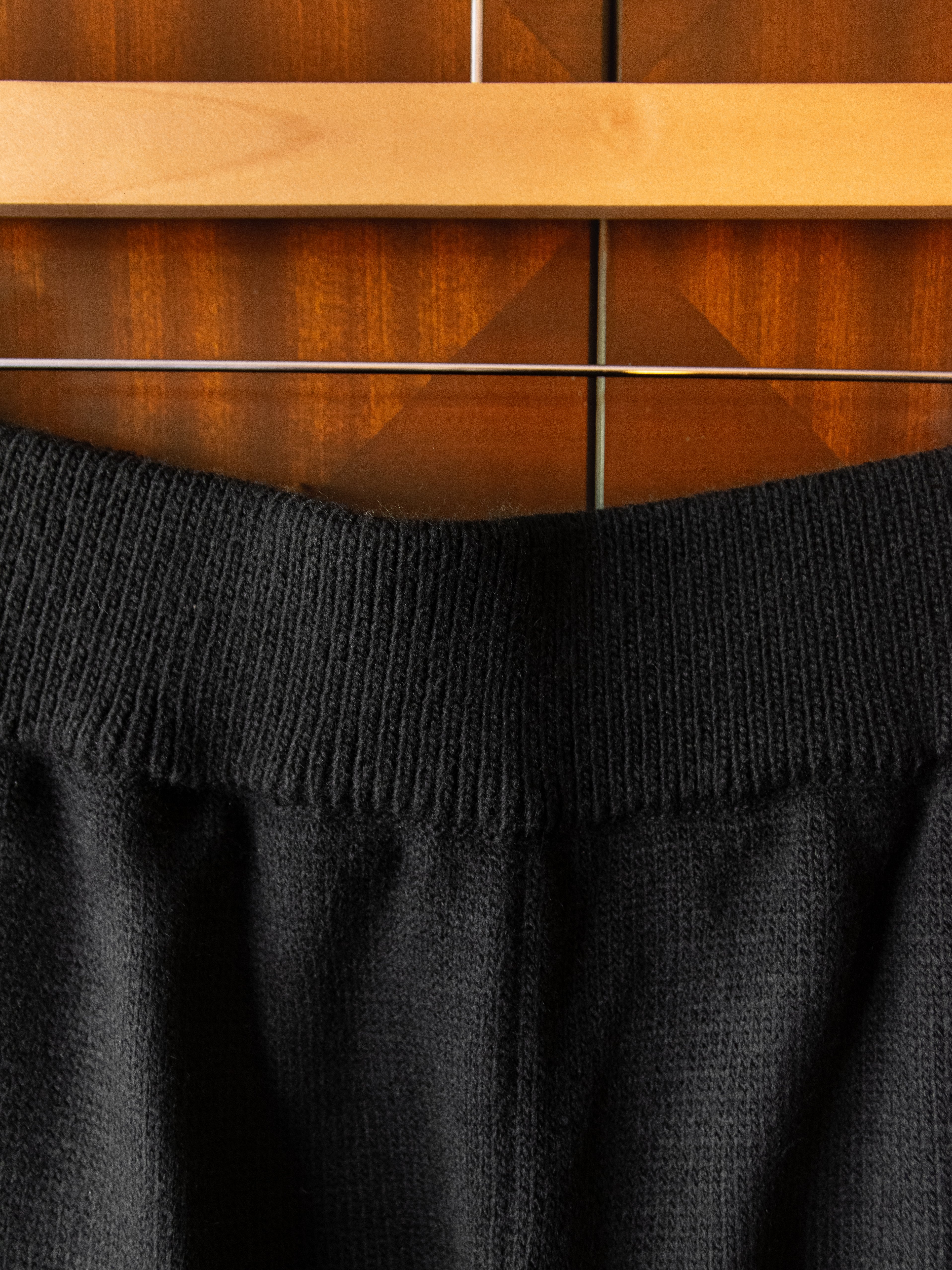 RELAXED KNITTED JOGGERS IN BLACK - Image 4