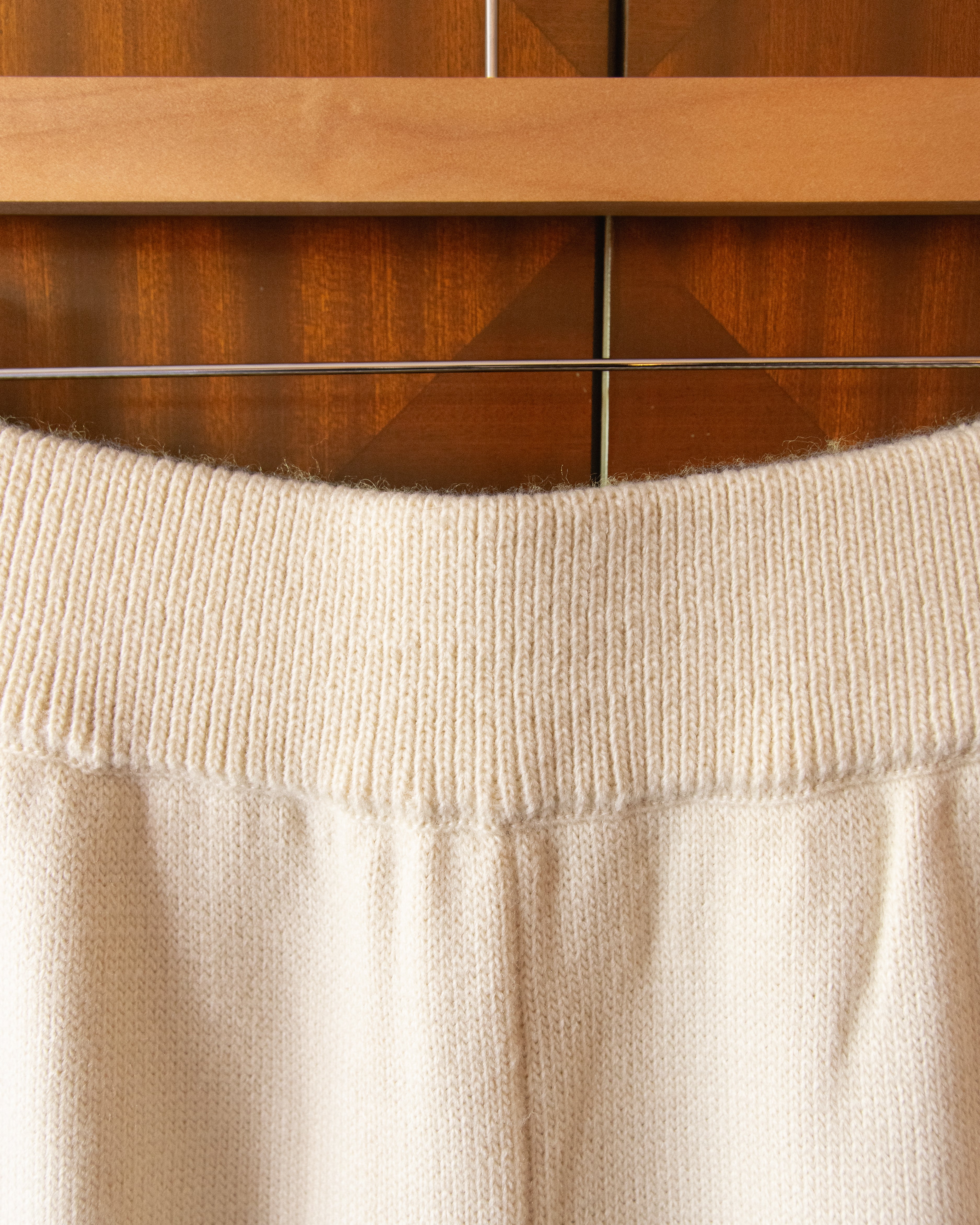 RELAXED KNITTED JOGGERS IN CREAM - Image 4